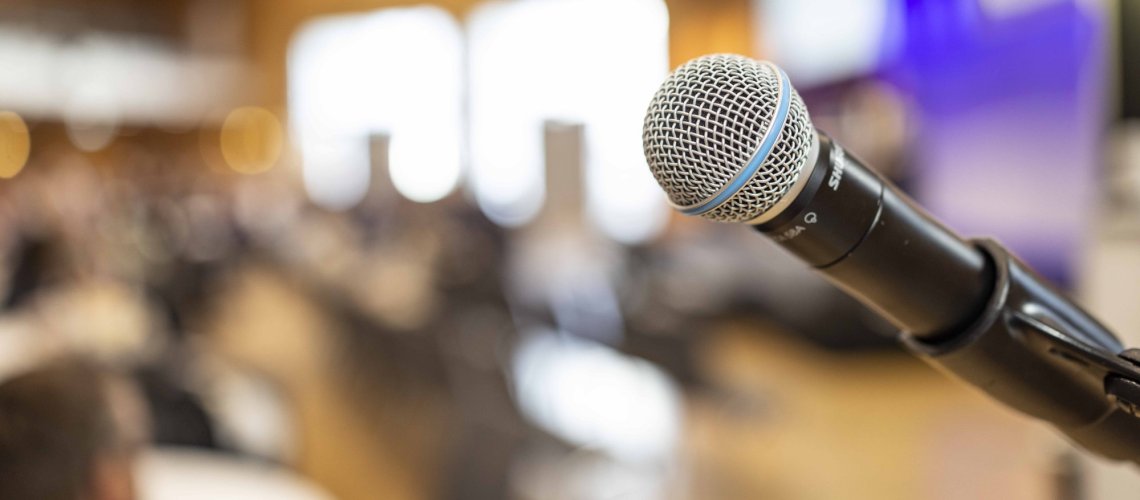 Mikrofon vor unscharfem Hintergrund