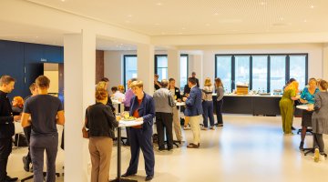 Menschen im Foyer im Tagungswerk Berlin